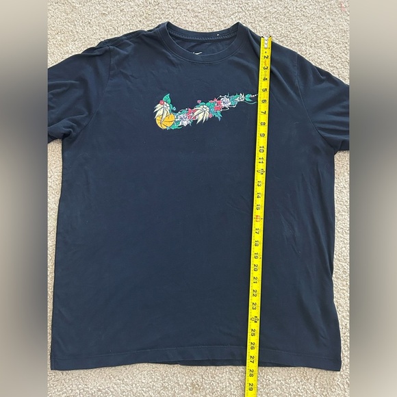 Nike Men’s XL Tropical Floral Print Center Swoosh T-Shirt - Picture 8 of 9